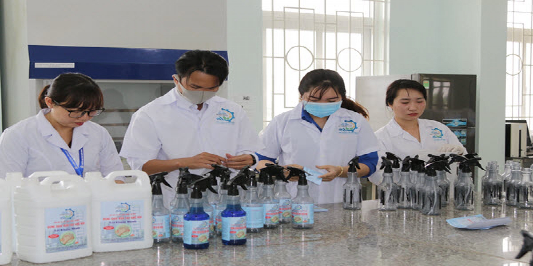 Trường Đại học Kiên Giang pha chế 700 lít dung dịch rửa tay khô sát khuẩn tặng miễn phí phòng dịch COVID-19