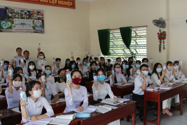 Trường tiếp tục tặng hơn 8.000 chai thủy tinh đựng nước cho học sinh các trường THPT trong tỉnh Kiên Giang