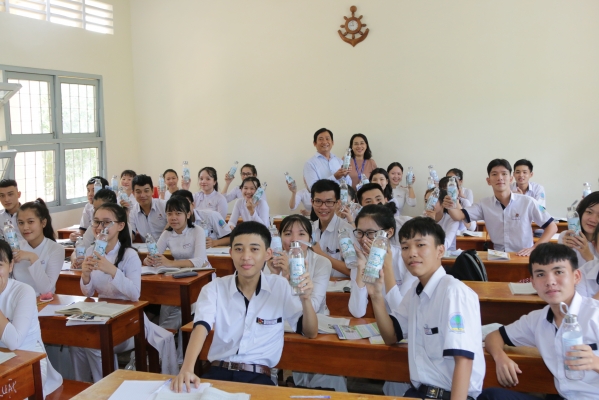 Trường Đại học Kiên Giang tặng hơn 1.000 chai thủy tinh đựng nước cho học sinh huyện đảo Phú Quốc