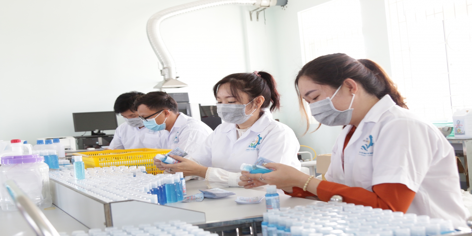 Trường Đại học Kiên Giang sản xuất 1.000 lít Gel rửa tay khô KGU-Care sát khuẩn phòng chống covid – 19