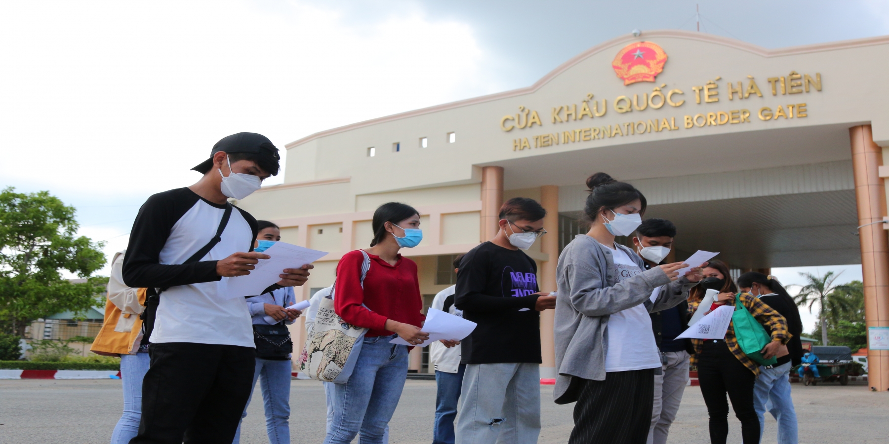 Tổ chức đón sinh viên Campuchia trở về trường học tập 