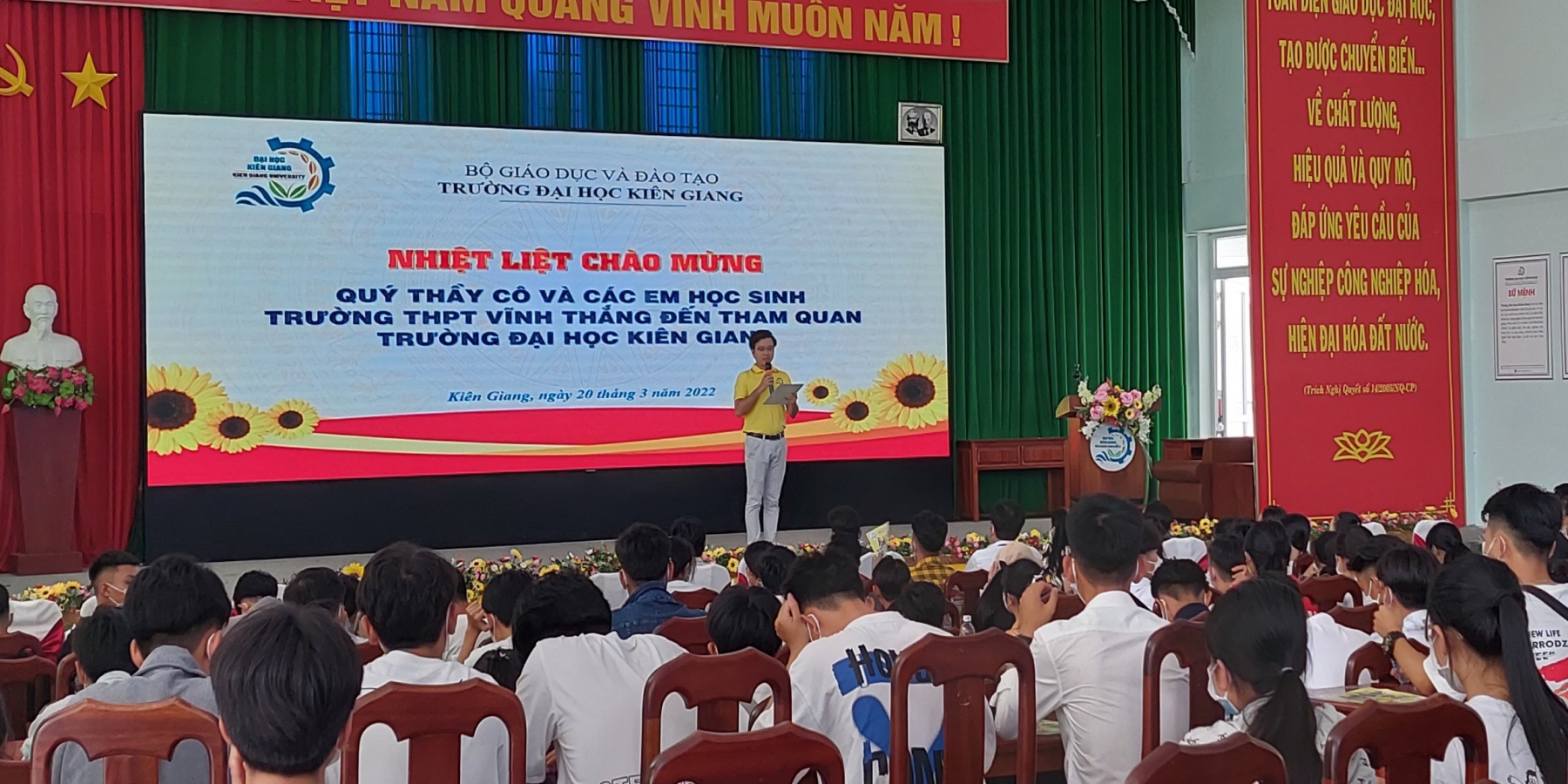 Hơn 160 học sinh Trường THPT Vĩnh Thắng đến Trường ĐH Kiên Giang tham quan và tìm hiểu thông tin tuyển sinh