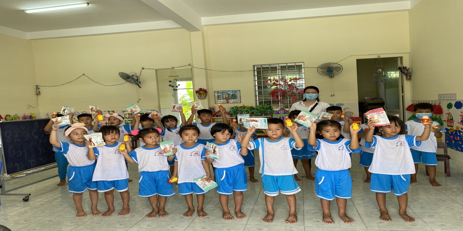 Trường ĐH Kiên Giang tặng 7.800 khẩu trang y tế cho học sinh huyện Hòn Đất
