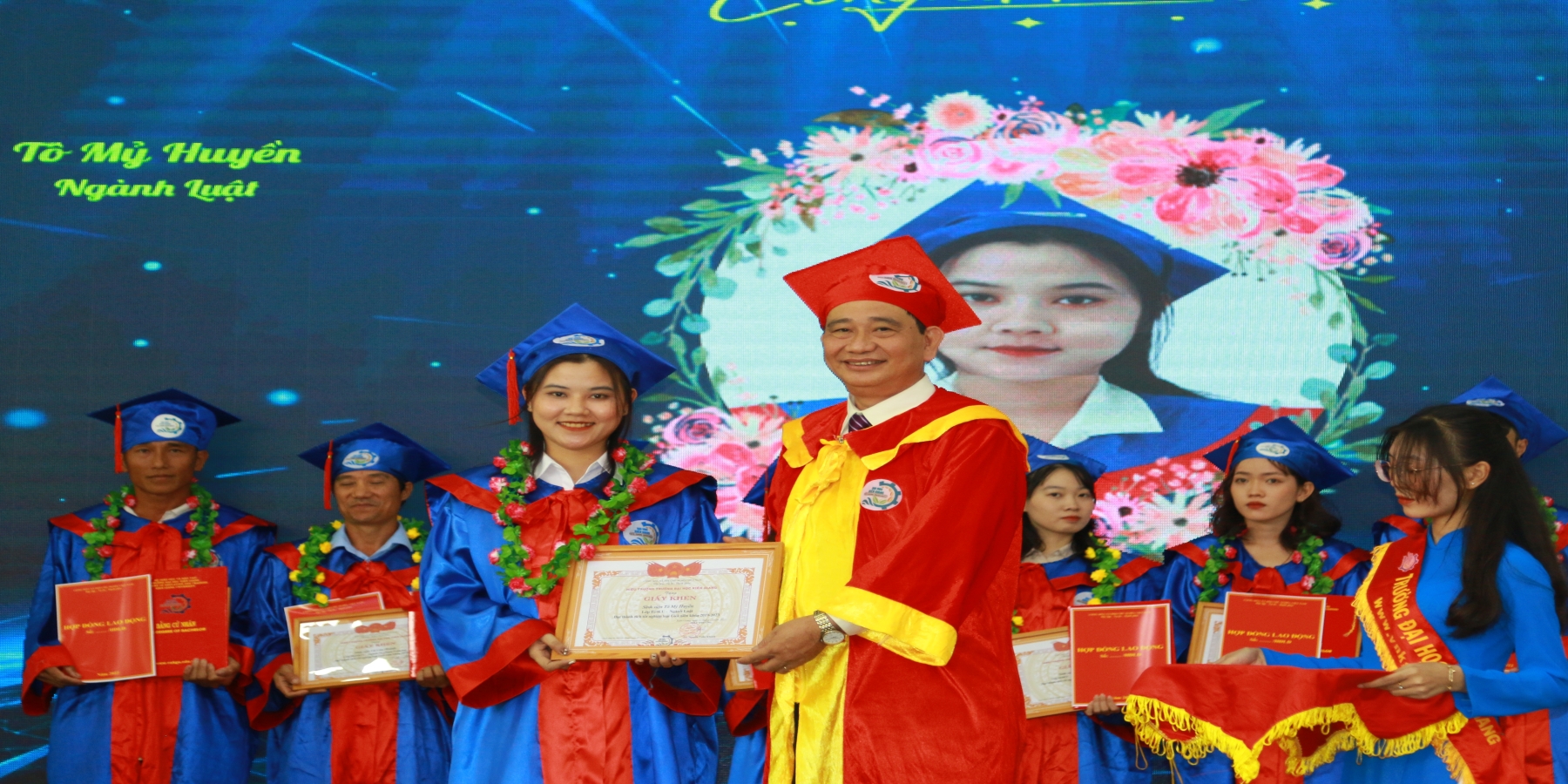 Trường Đại học Kiên Giang trao bằng tốt nghiệp cho 273 cử nhân, kỹ sư