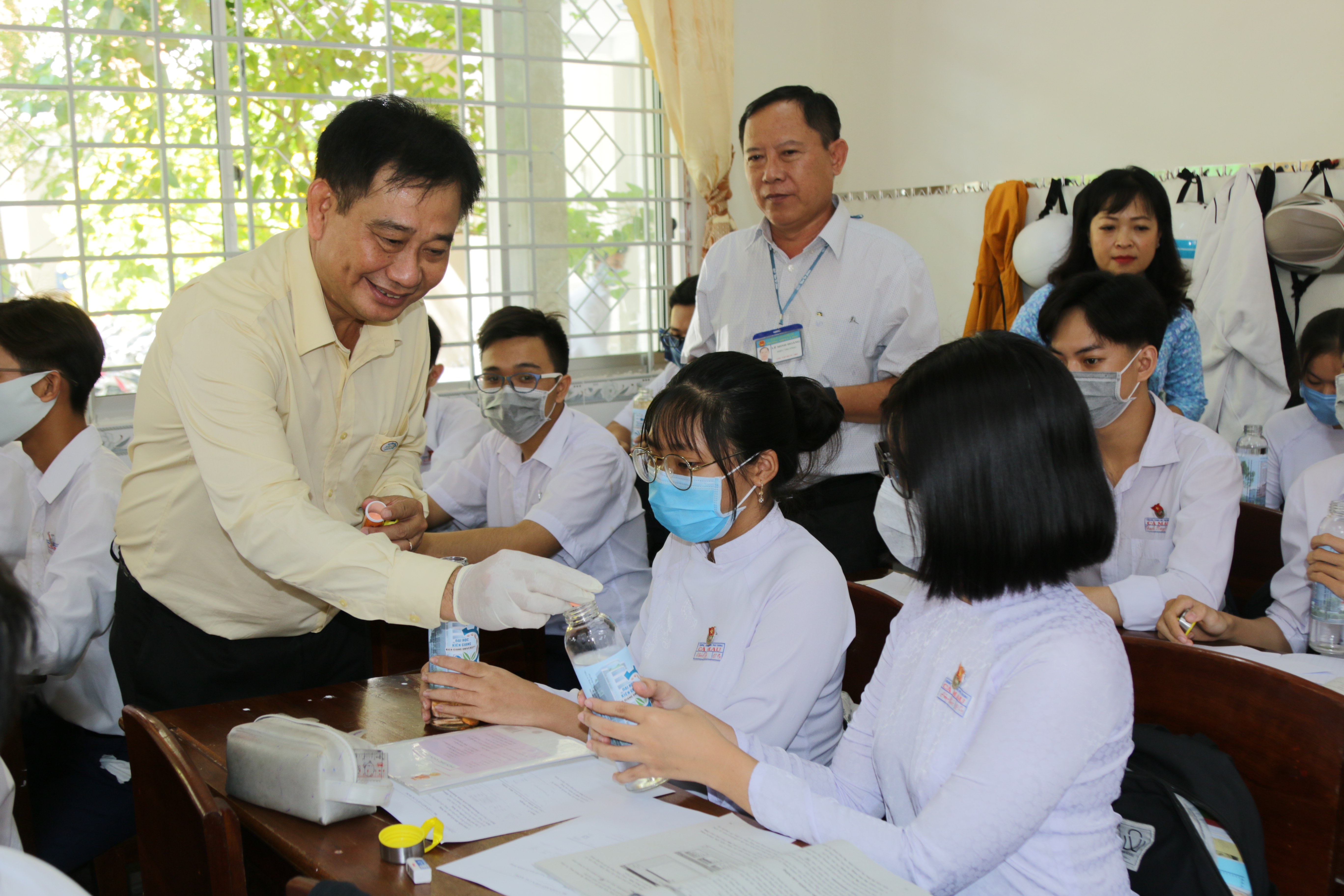 Trường Đại học Kiên Giang tặng hơn 1.000 chai thủy tinh đựng nước và viên sủi multivitamin cho học sinh Cà Mau