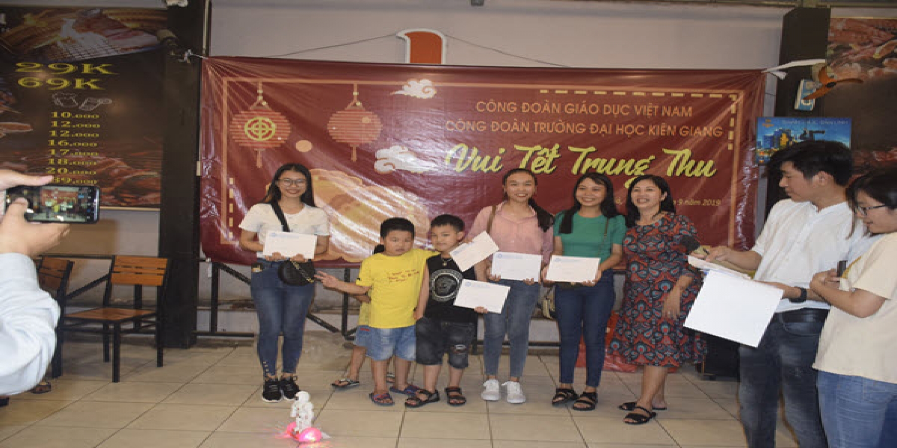 Tổ chức Tết Trung thu cho con của công đoàn viên trường Đại học Kiên Giang năm 2019