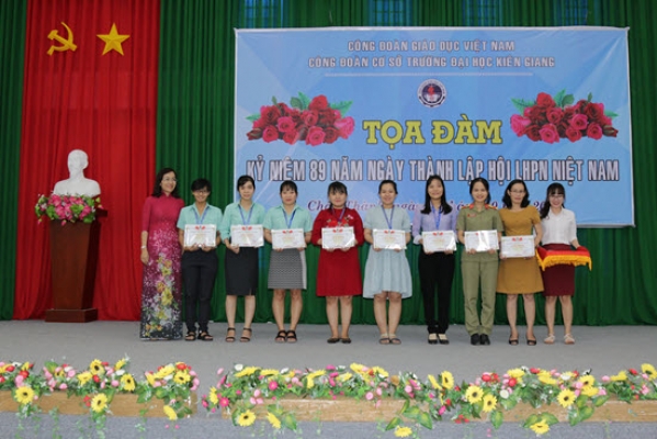 Trao 137 giấy chứng nhận “đảm việc trường, giỏi việc nhà” cho nữ công đoàn viên nhân kỷ niệm Ngày Phụ nữ Việt Nam năm 2019