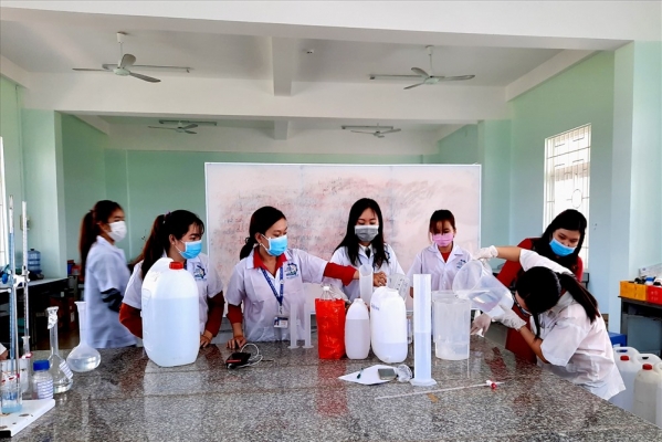 Đại học Kiên Giang: Sản xuất, tặng 700 lít dung dịch rửa tay khô sát khuẩn