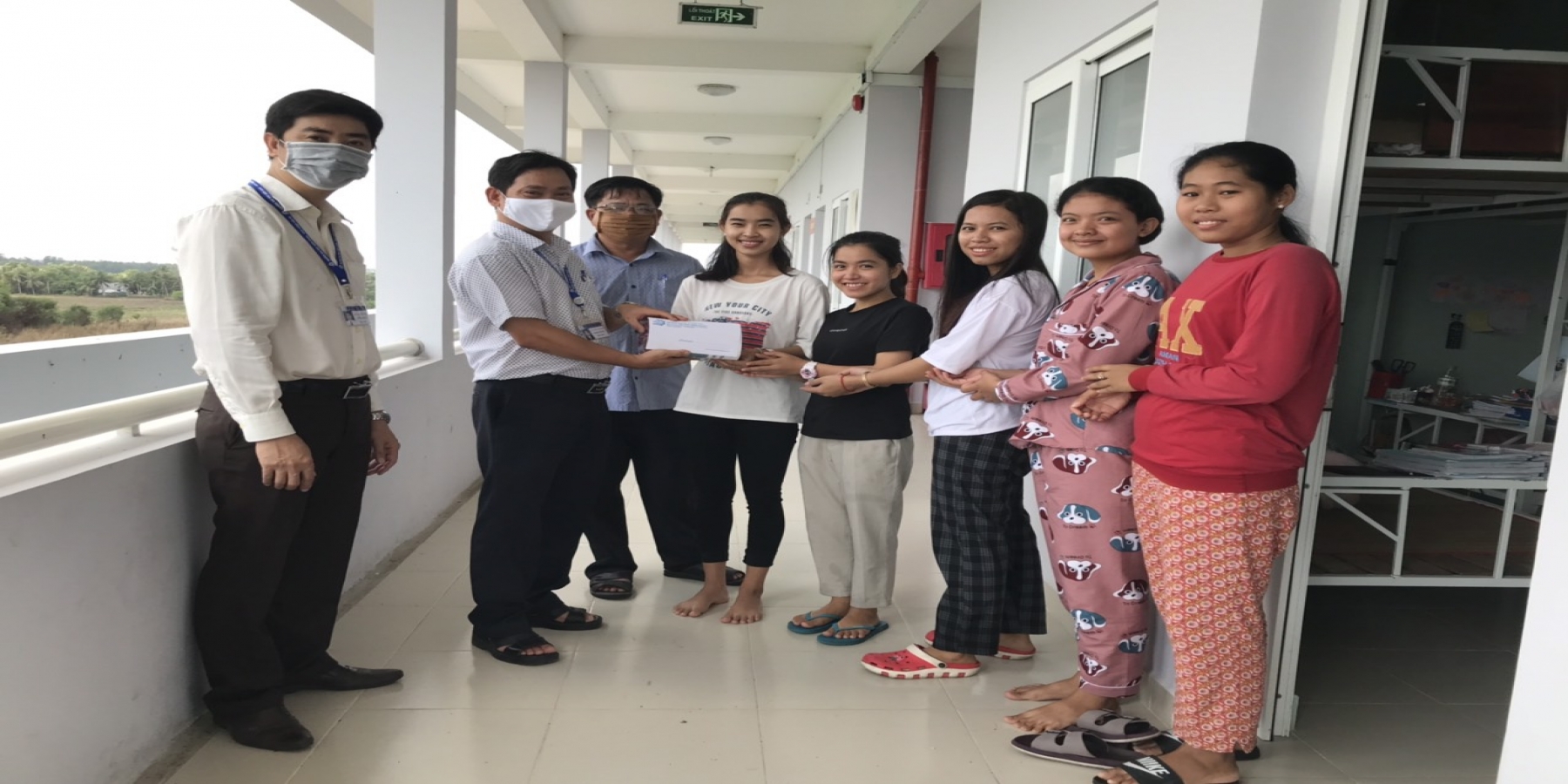 Lãnh đạo Nhà trường thăm và chúc mừng sinh viên Campuchia nhân dịp Tết Chôl Chnăm Thmây 