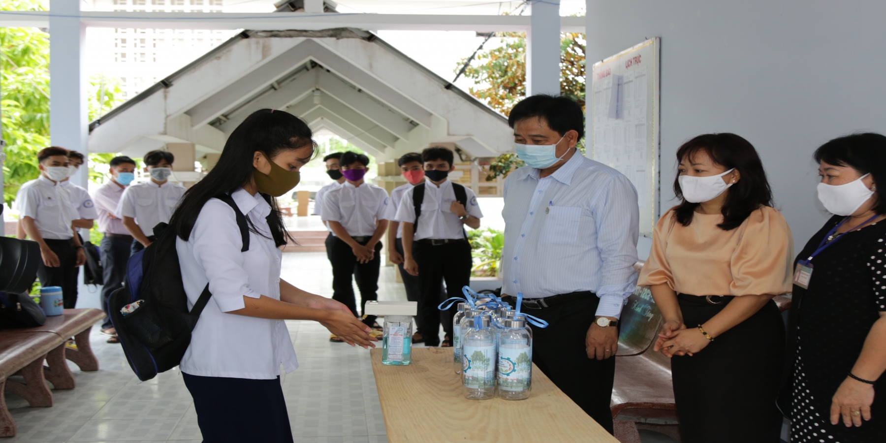 Trường Đại học Kiên Giang tặng hơn 2.000 chai thủy tinh đựng nước, cùng dung dịch rửa tay khô sát khuẩn cho giáo viên và học sinh Cà Mau