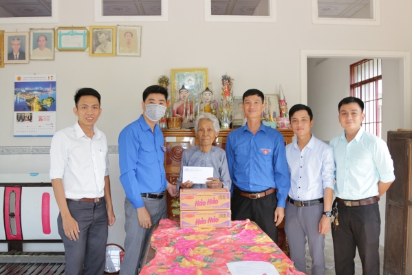 Đoàn thanh niên thăm và tặng quà cho mẹ Việt Nam anh hùng Thị Ma nhân dịp Lễ 30/4