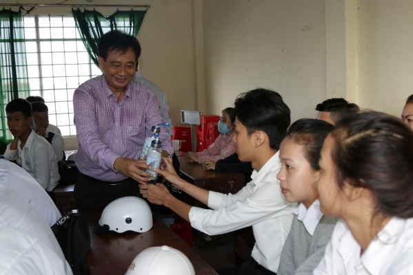 Trường tiếp tục tặng 800 chai thủy tinh đựng nước cho học sinh các xã vùng sâu, vùng xa trong tỉnh Kiên Giang