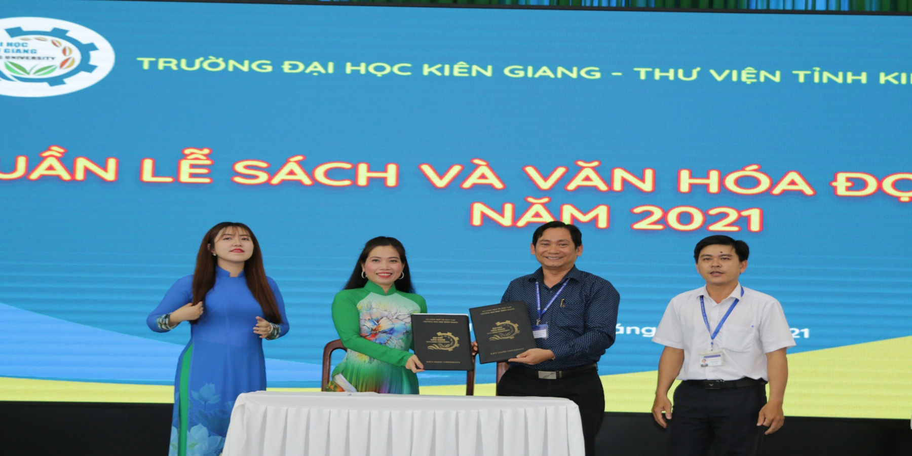 Hợp tác, chia sẻ nguồn sách và học liệu với Thư viện tỉnh Kiên Giang