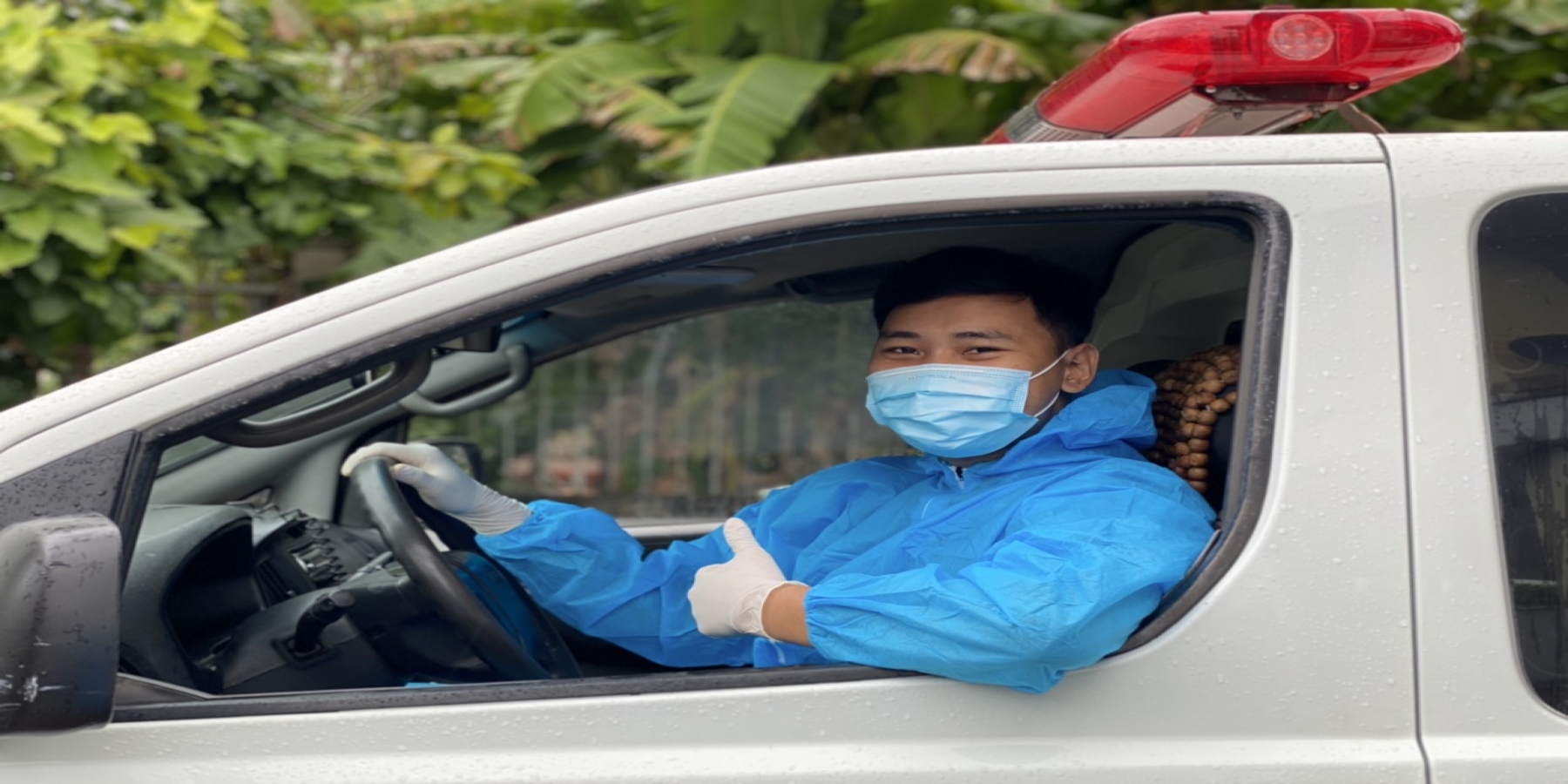 Sinh viên Trường Đại học Kiên Giang tình nguyện lái xe cứu thương chở bệnh nhân Covid