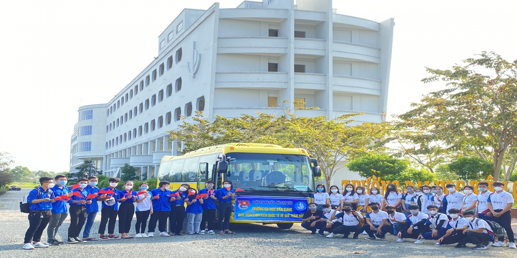 Tổ chức đưa sinh viên Campuchia về nước thăm gia đình nhân dịp Tết Nguyên đán 