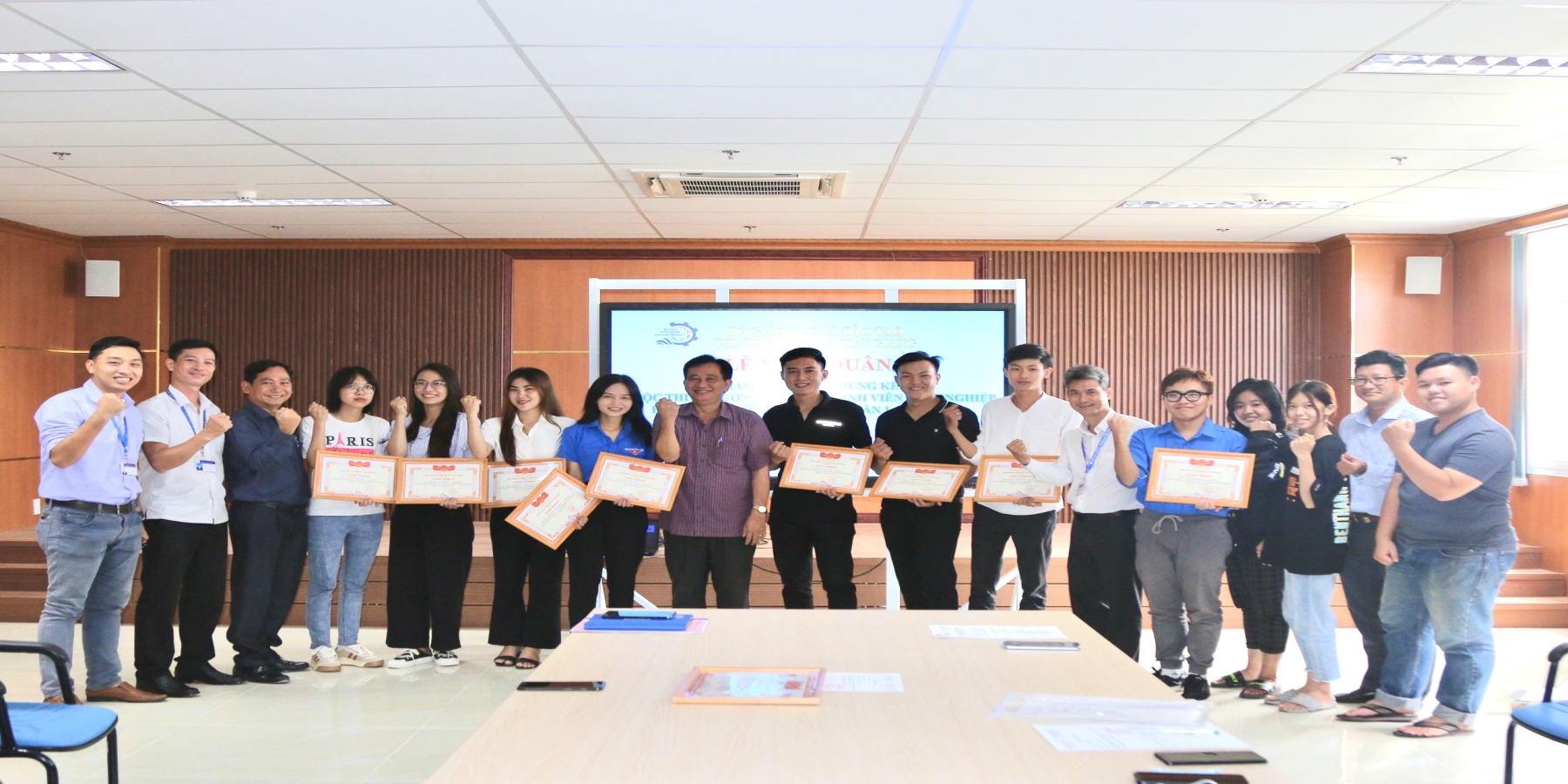 Khen thưởng cho sinh viên đạt giải các hội thi, cuộc thi Khởi nghiệp đổi mới sáng tạo tỉnh Kiên Giang năm 2022
