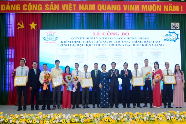 Trường Đại học Kiên Giang đạt chuẩn kiểm định chất lượng giáo dục 5 chương trình đào tạo