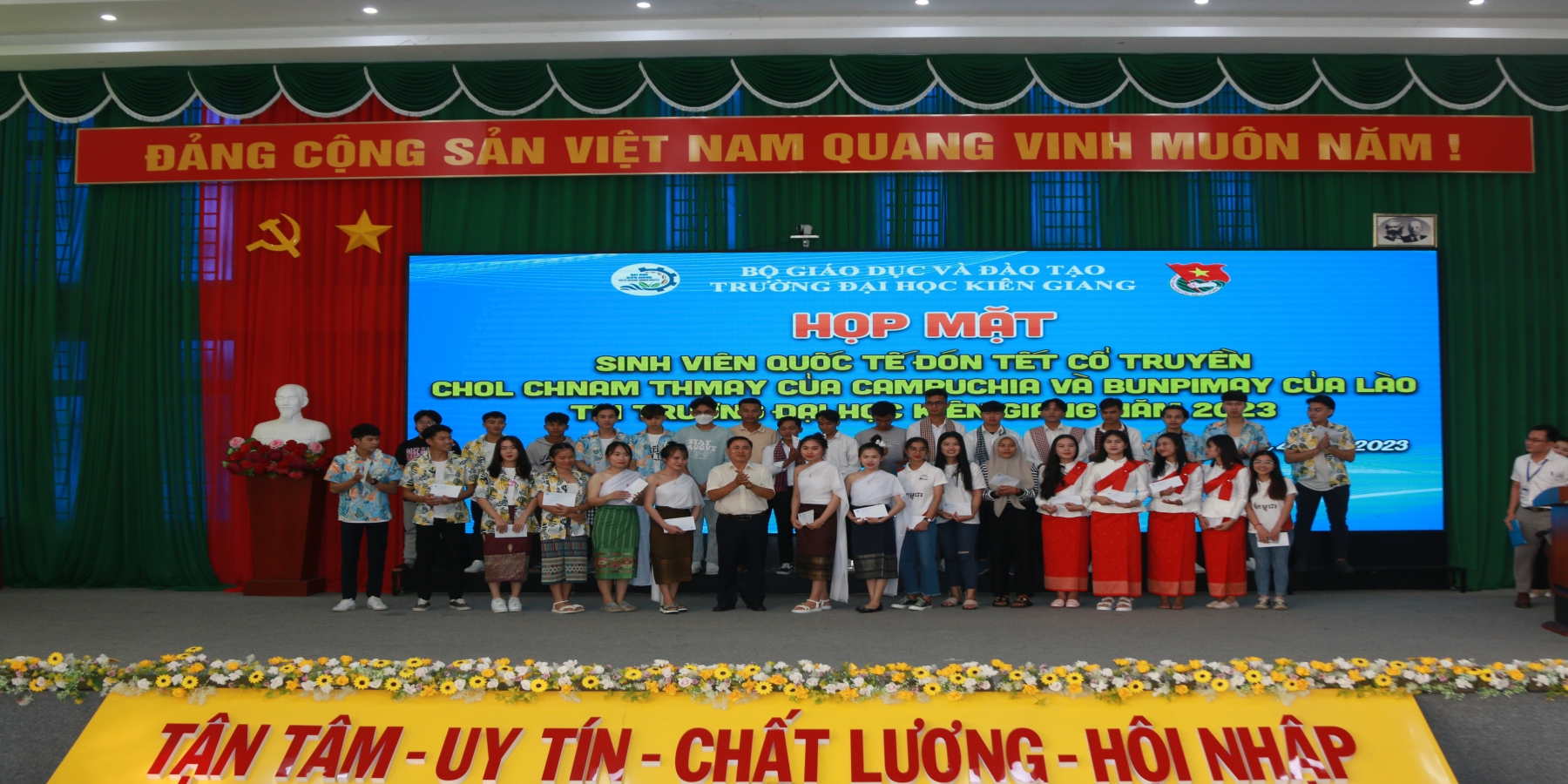 Trường Đại học Kiên Giang cùng sinh viên Lào và Campuchia vui Tết cổ truyền 