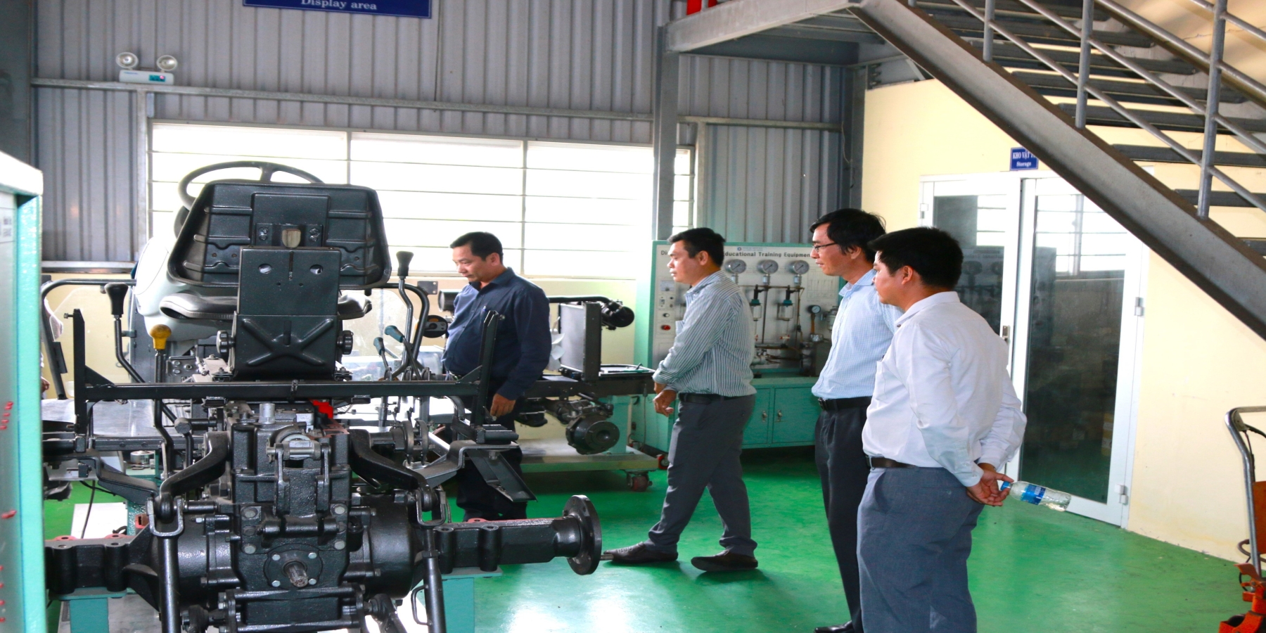 Tham quan mô hình làm việc tại Vườn ươm Công nghệ Công nghiệp Việt Nam