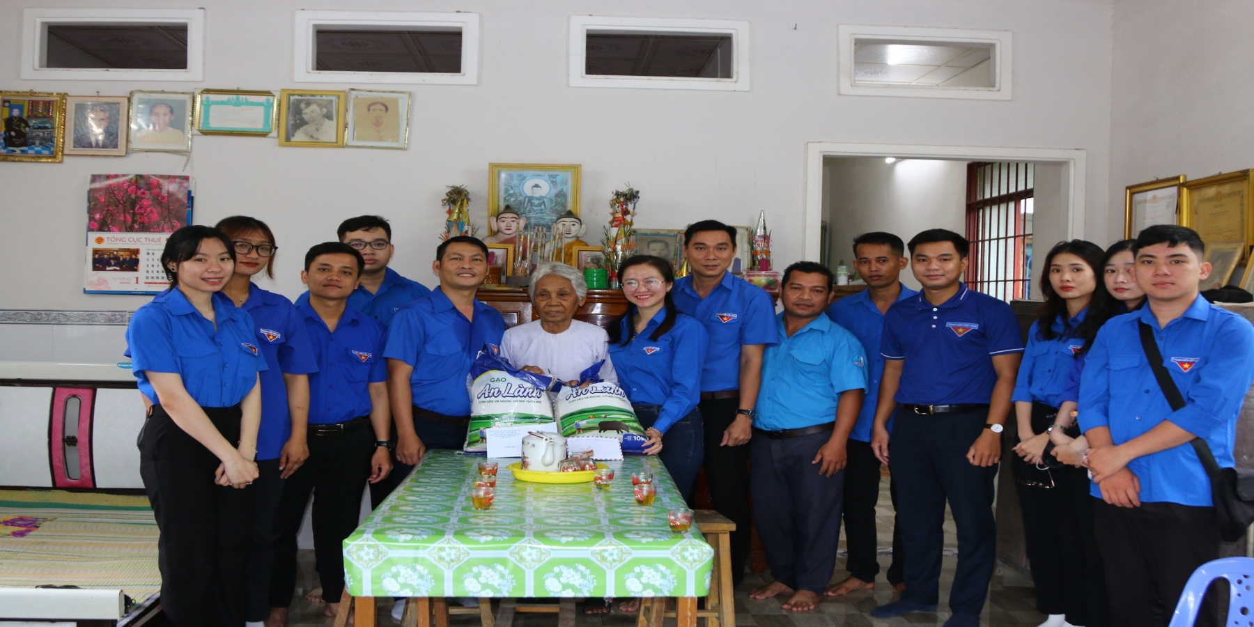 Đoàn viên, thanh niên thăm, tặng quà mẹ Việt Nam anh hùng Thị Ma nhân dịp kỷ niệm ngày Thương binh – Liệt sĩ
