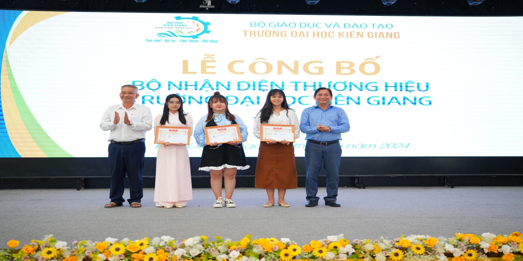 Trường Đại học Kiên Giang công bố bộ nhận dạng thương hiệu