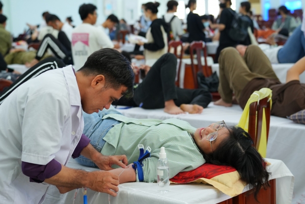 Đoàn trường Đại học Kiên Giang đóng góp thêm 275 đơn vị máu