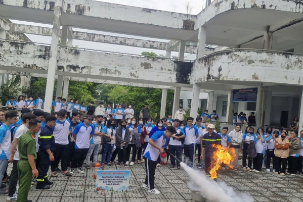 TRƯỜNG ĐẠI HỌC KIÊN GIANG TỔ CHỨC CHƯƠNG TRÌNH TUYÊN TRUYỀN, TRẢI NGHIỆM, THỰC HÀNH CHỮA CHÁY, CỨU NẠN, CỨU HỘ