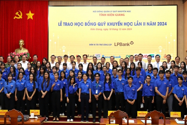 76 SINH VIÊN TRƯỜNG ĐẠI HỌC KIÊN GIANG NHẬN HỌC BỔNG HỖ TRỢ HỌC PHÍ VÀ SINH HOẠT PHÍ TỪ QUỸ KHUYẾN HỌC TỈNH KIÊN GIANG.