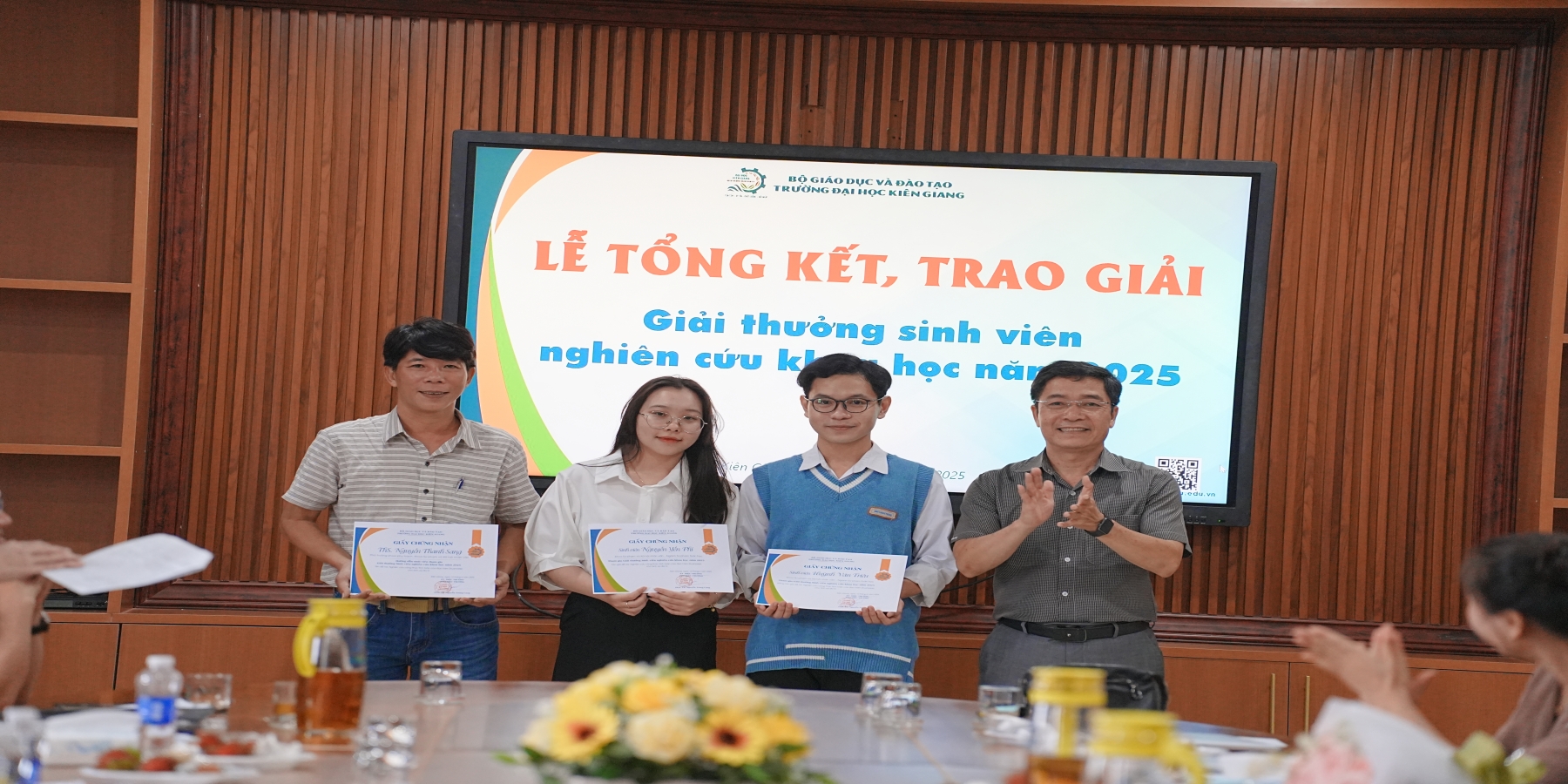 TRƯỜNG ĐẠI HỌC KIÊN GIANG TỔ CHỨC TỔNG KẾT TRAO GIẢI THƯỞNG SINH VIÊN NGHIÊN CỨU KHOA HỌC NĂM 2025