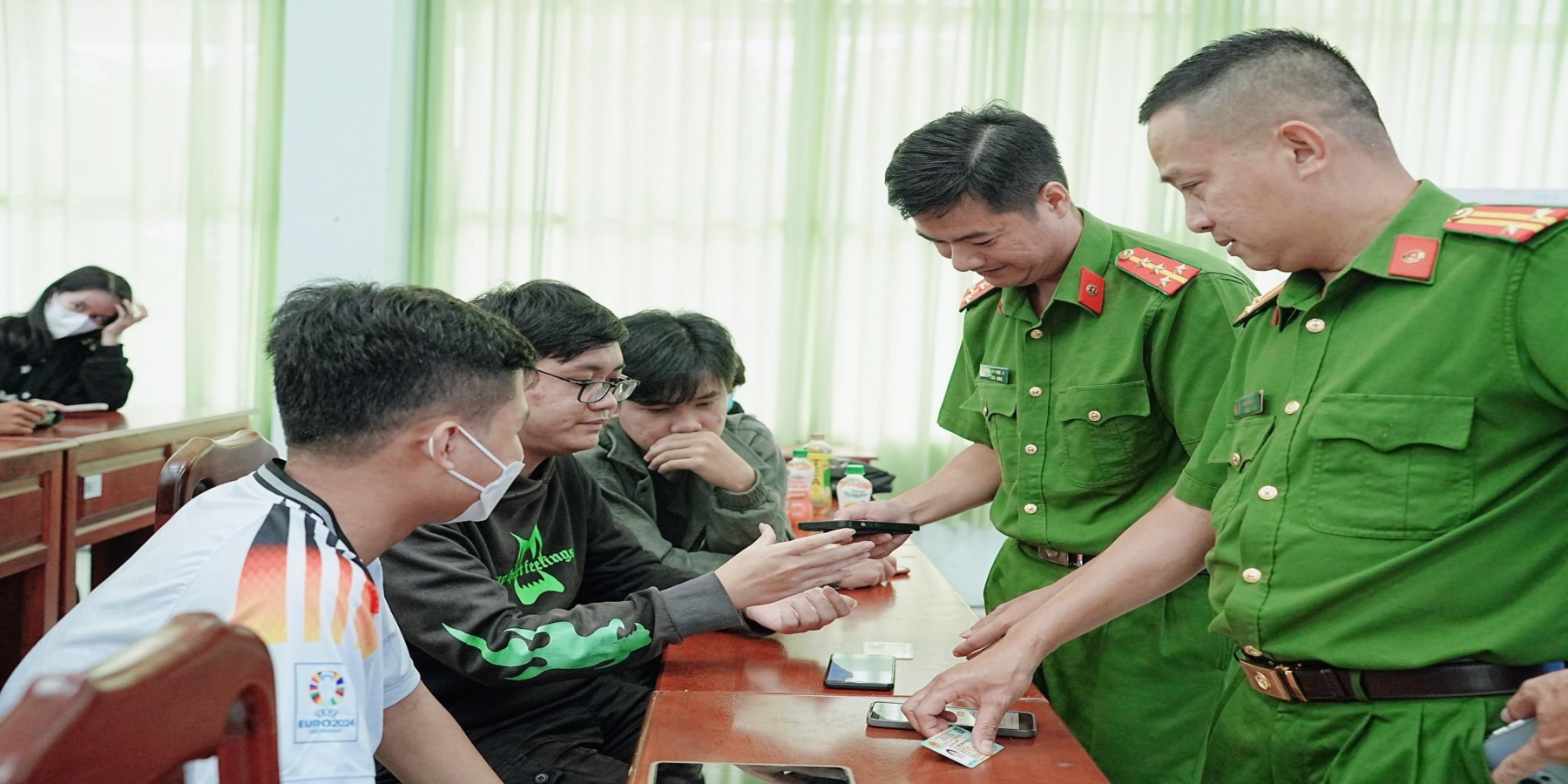 TUYÊN TRUYỀN ĐÓNG GÓP Ý KIẾN DỰ THẢO SỬA ĐỔI, BỔ SUNG HIẾN PHÁP NĂM 2013 TRÊN ỨNG DỤNG VNEID TẠI TRƯỜNG ĐẠI HỌC KIÊN GIANG