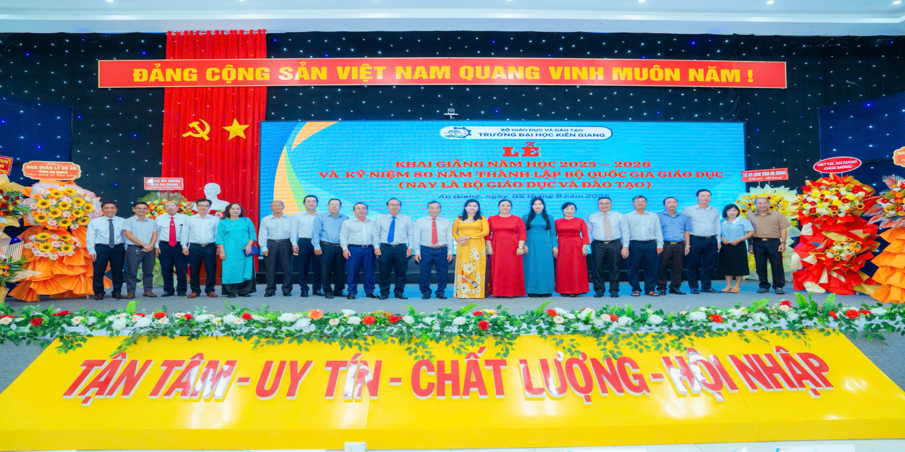 TRƯỜNG ĐẠI HỌC KIÊN GIANG TƯNG BỪNG TỔ CHỨC LỄ KHAI GIẢNG NĂM HỌC 2025 – 2026 VÀ KỶ NIỆM 80 NĂM THÀNH LẬP BỘ GIÁO DỤC VÀ ĐÀO TẠO