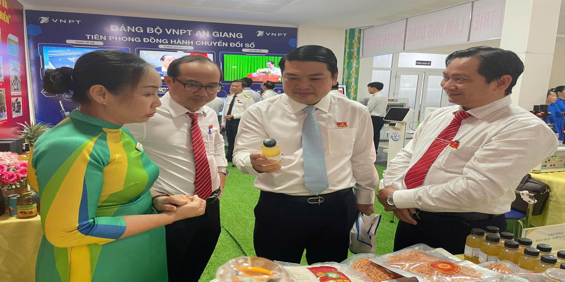 TRƯỜNG ĐẠI HỌC KIÊN GIANG TRƯNG BÀY SẢN PHẨM KHOA HỌC CÔNG NGHỆ VÀ CHUYỂN ĐỔI SỐ TẠI ĐẠI HỘI ĐẢNG BỘ UBND TỈNH LẦN THỨ I, NHIỆM KỲ 2025–2030