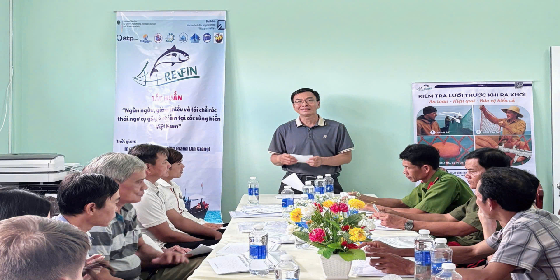 BAN QUẢN LÝ DỰ ÁN REVFIN – TRƯỜNG ĐẠI HỌC KIÊN GIANG PHỐI HỢP VỚI CÔNG AN XÃ BÌNH AN TỔ CHỨC TẬP HUẤN VỀ QUẢN LÝ RÁC THẢI NGƯ LƯỚI CỤ