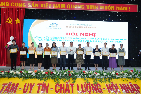 TRƯỜNG ĐẠI HỌC KIÊN GIANG TỔ CHỨC HỘI NGHỊ TỔNG KẾT CÔNG TÁC CỐ VẤN HỌC TẬP NĂM HỌC 2024–2025