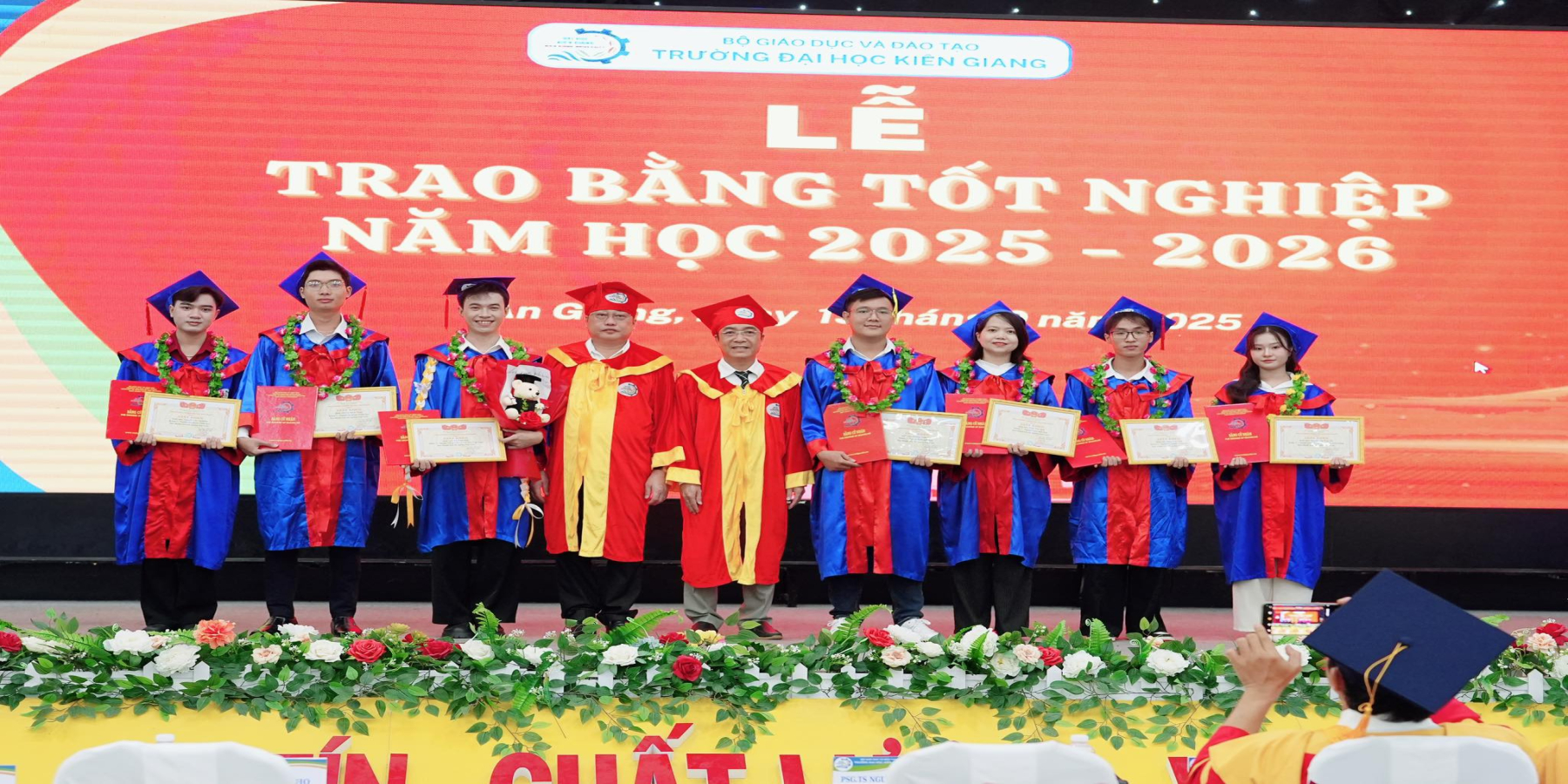 196 TÂN CỬ NHÂN, KỸ SƯ NHẬN BẰNG TỐT NGHIỆP ĐẠI HỌC ĐỢT 1 NĂM HỌC 2025–2026