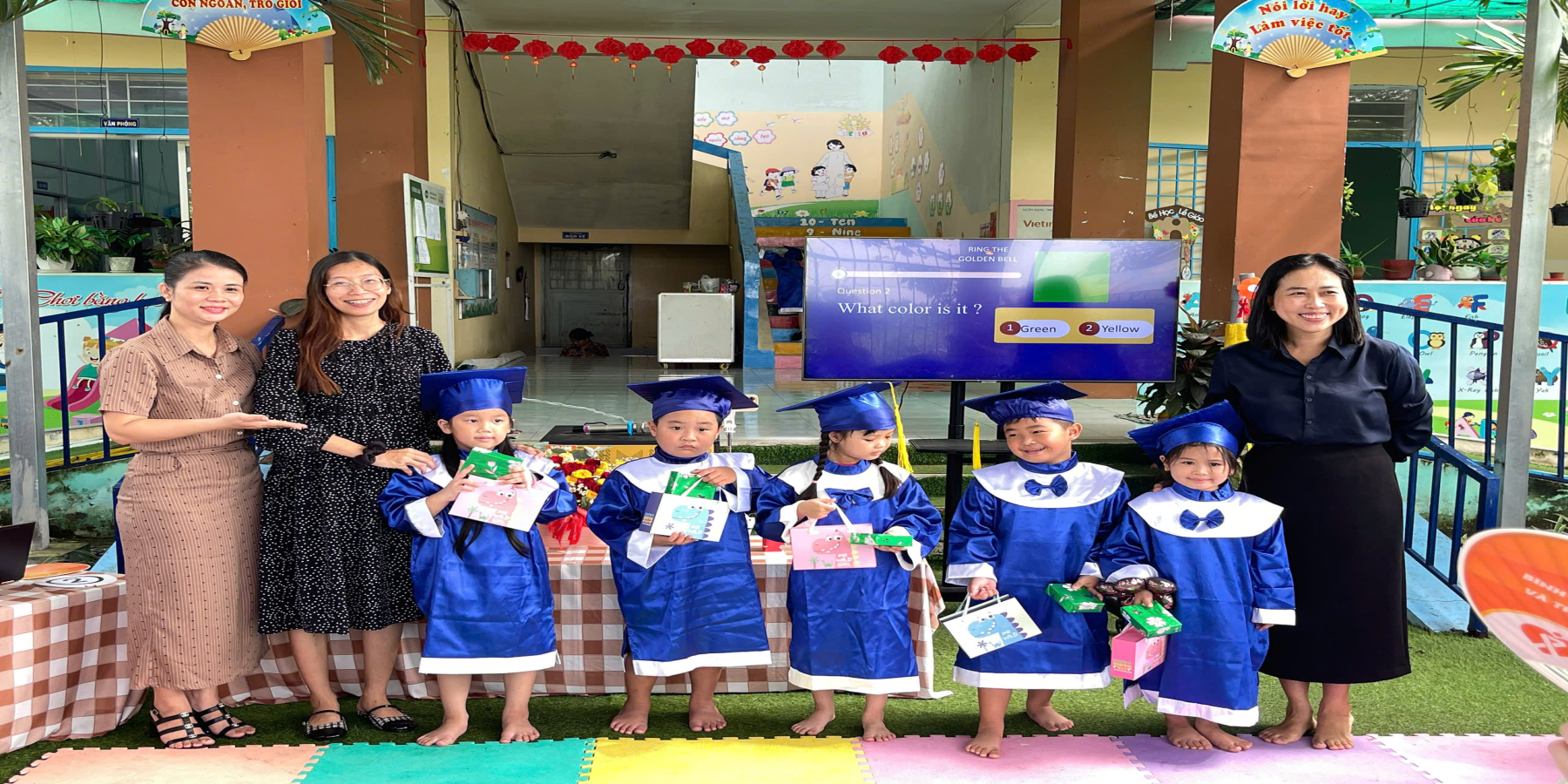 GIẢNG VIÊN VÀ SINH VIÊN CHI BỘ NGOẠI NGỮ THUỘC ĐẢNG BỘ TRƯỜNG ĐẠI HỌC KIÊN GIANG TRIỂN KHAI MÔ HÌNH “DÂN VẬN KHÉO” HỖ TRỢ ĐỀ ÁN ĐƯA TIẾNG ANH TRỞ THÀNH NGÔN NGỮ THỨ HAI TRONG TRƯỜNG HỌC