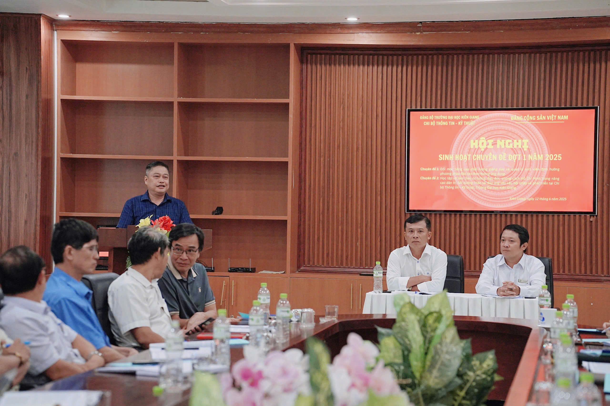 CHI BỘ THÔNG TIN – KỸ THUẬT TRƯỜNG ĐẠI HỌC KIÊN GIANG TỔ CHỨC HỘI NGHỊ SINH HOẠT CHUYÊN ĐỀ ĐỢT 1 NĂM 2025