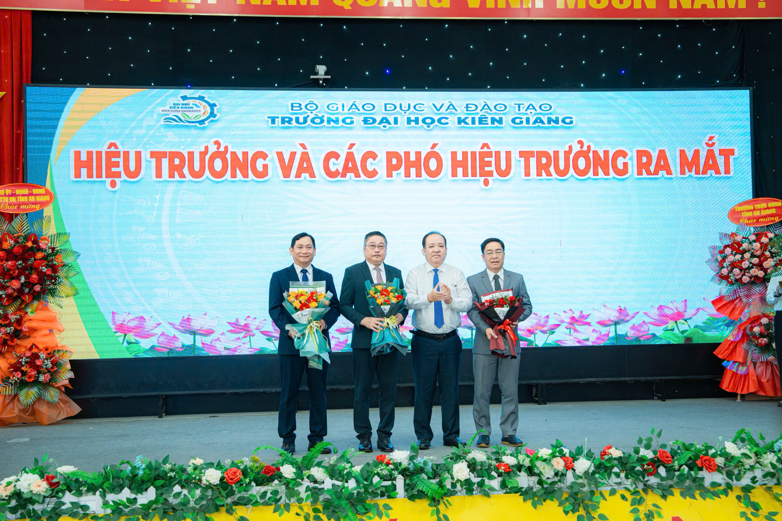 HỘI NGHỊ CÔNG BỐ CÁC QUYẾT ĐỊNH CỦA BỘ TRƯỞNG BỘ GIÁO DỤC VÀ ĐÀO TẠO VÀ RA MẮT HIỆU TRƯỞNG, CÁC PHÓ HIỆU TRƯỞNG TRƯỜNG ĐẠI HỌC KIÊN GIANG